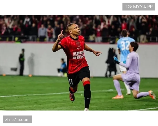 暖心一幕:小球童不慎滑倒,客队球员主动上前搀扶并赠送球衣 暖心一幕:小球童不慎滑倒,客队球员主动上前搀扶并赠送球衣